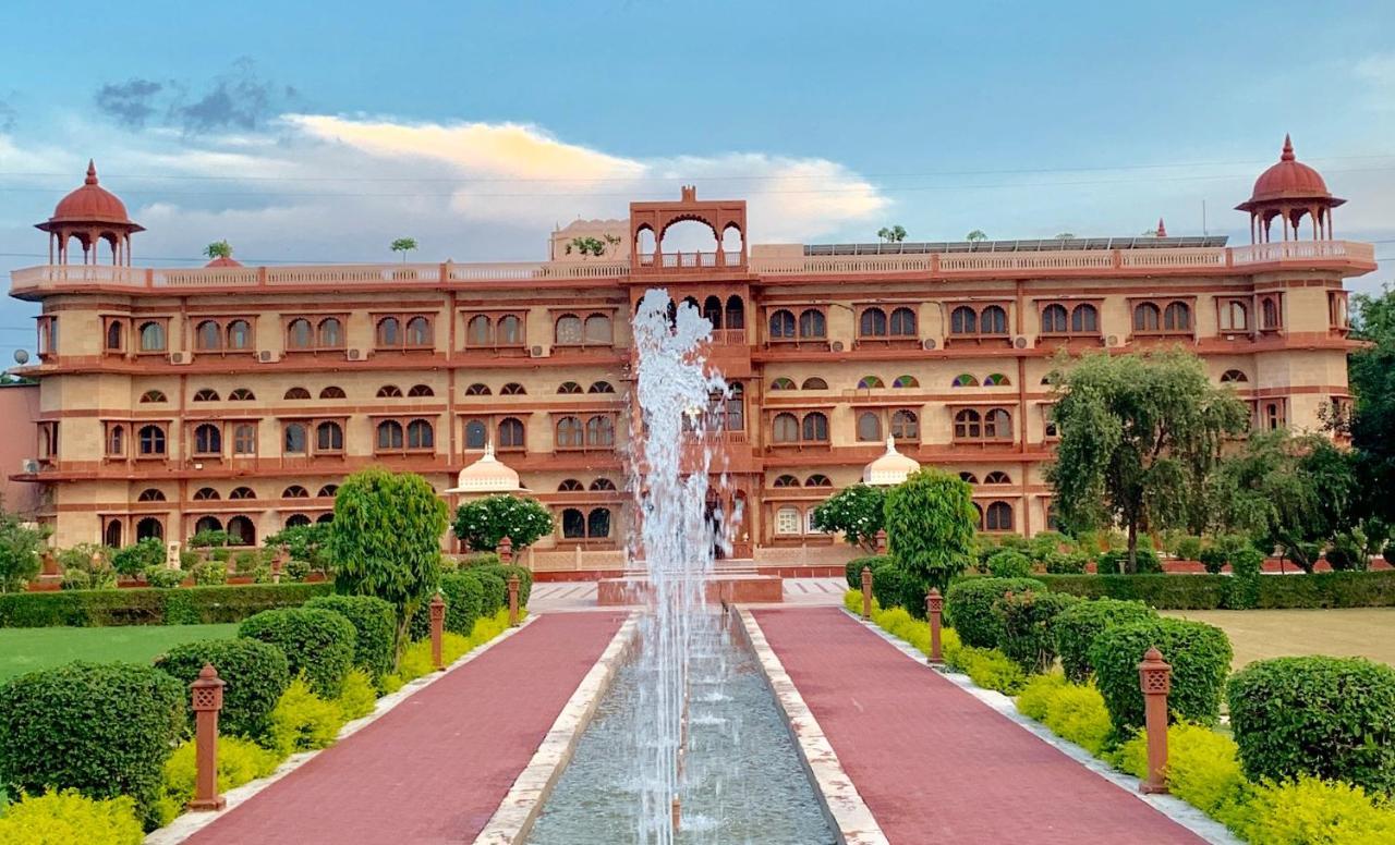 Umaid Palace - A Lakeside Heritage Palace Resort Near Jaipur Close To Bhangarh & Chand Baori Stepwell Abhaneri Dubbi Экстерьер фото